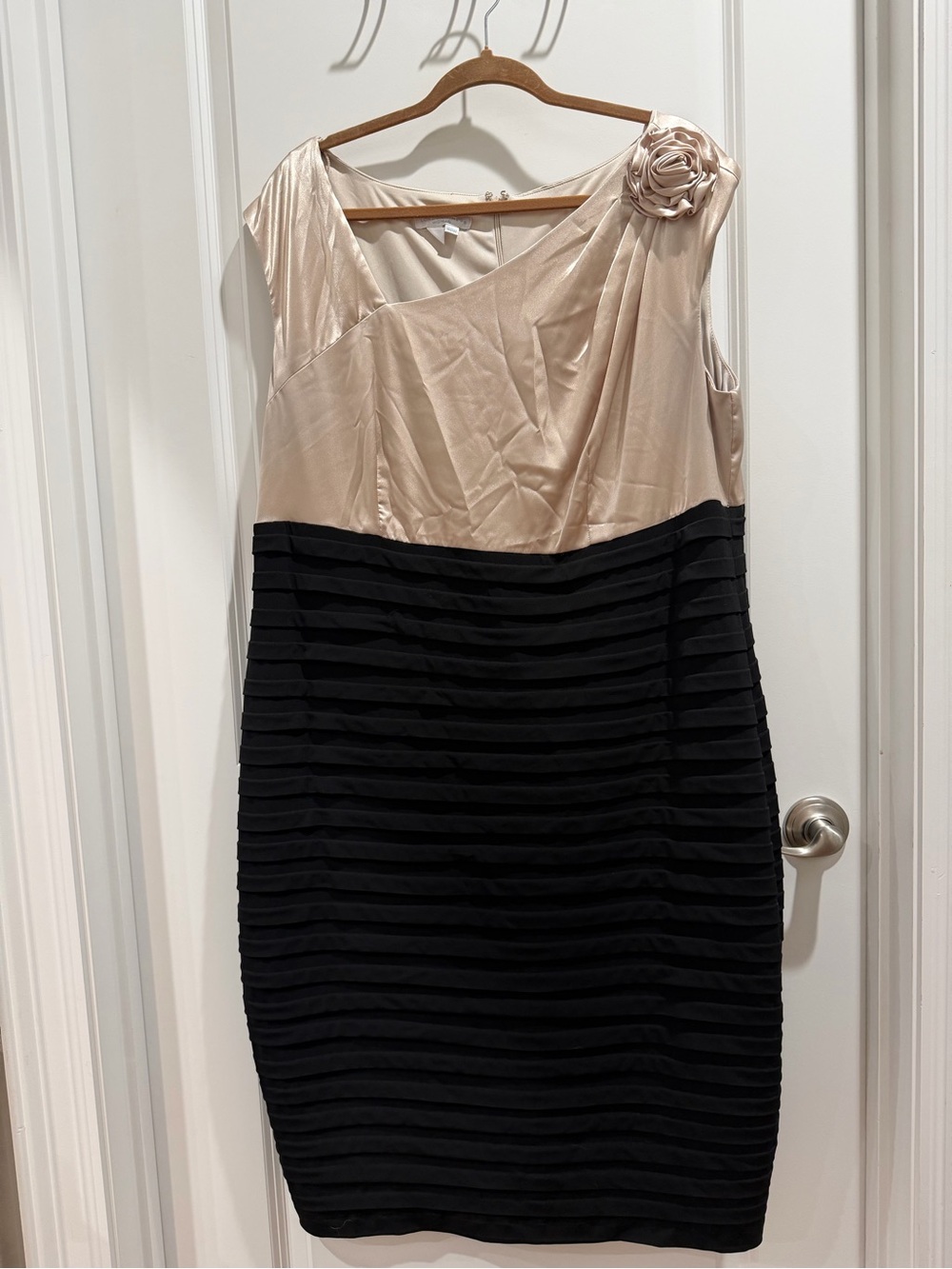 London Times Two-Tone Cocktail Dress in Champagne & Black
